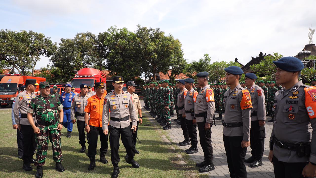 KAPOLDA Bali, Irjen Daniel Adityajaya, mengecek personel dalam apel kesiapan bencana di Mako Brimob, Denpasar, Rabu (5/11/2025). Foto: ist