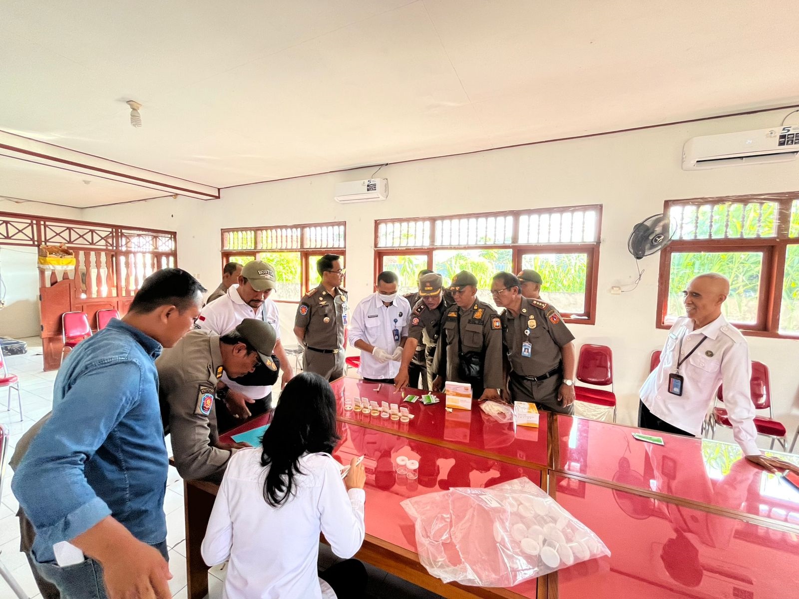 BADAN Narkotika Nasional Kabupaten (BNNK) Karangasem, Senin (3/11/2025) melakukan deteksi dini di Dinas Perhubungan Kabupaten Karangasem, dengan melakukan tes urine. Foto: ist