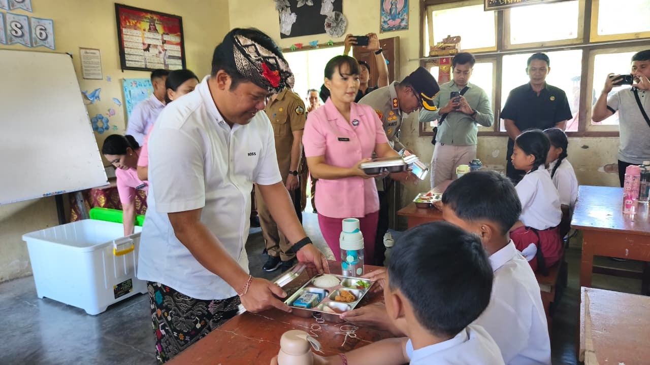 BUPATI Bangli meninjau langsung peluncuran program MBG di SDN 4 Tiga, dan penyerahan simbolis paket MBG kepada 93 siswa. Foto: ist