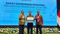 BUPATI Klungkung, I Made Satria, menerima insentif dari Wapres Gibran di Rakornas Percepatan Penurunan Stunting Tahun 2025, Jakarta, Rabu (12/11/2025). Foto: ist