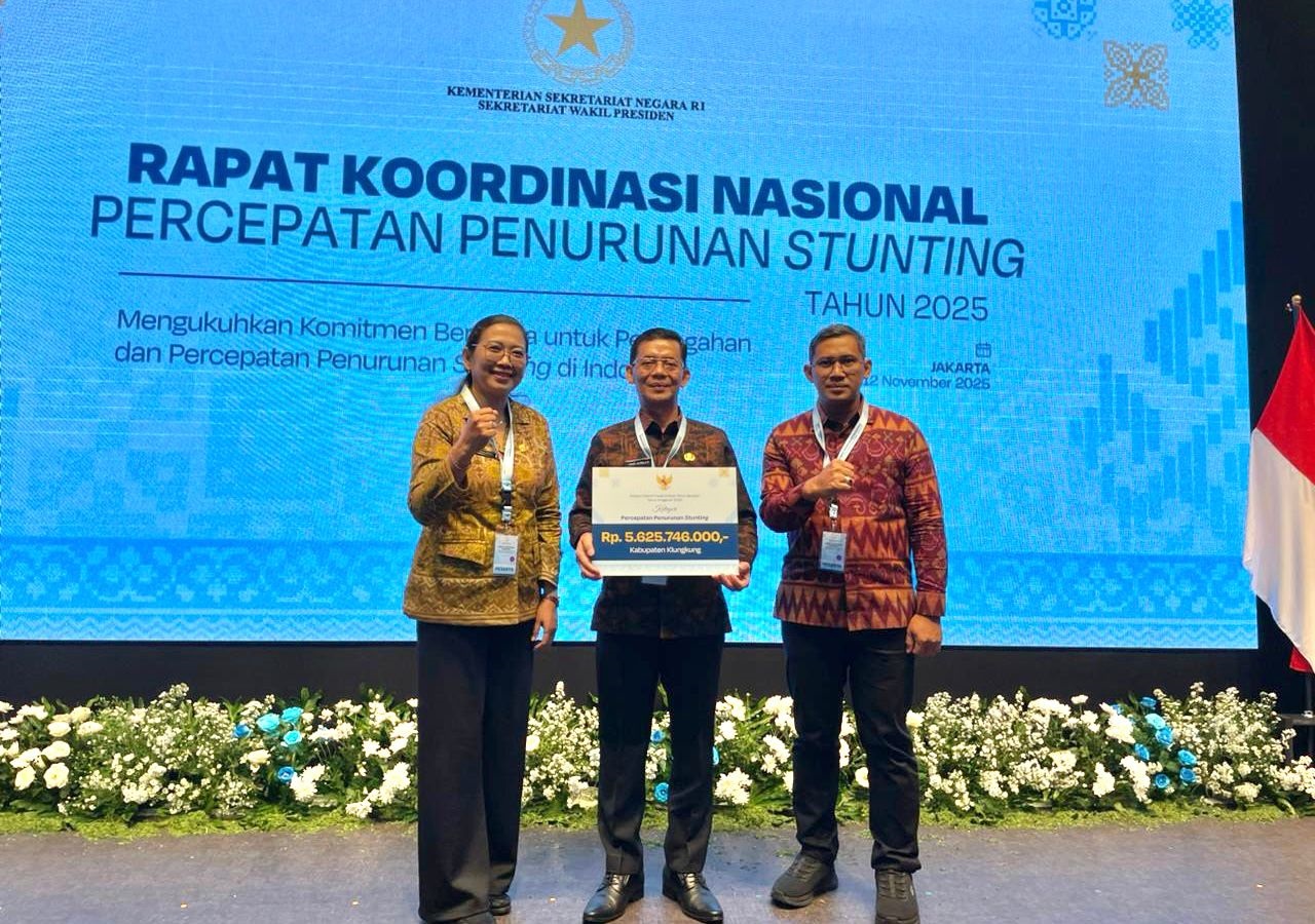 BUPATI Klungkung, I Made Satria, menerima insentif dari Wapres Gibran di Rakornas Percepatan Penurunan Stunting Tahun 2025, Jakarta, Rabu (12/11/2025). Foto: ist