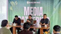 DIREKTUR Utama Bank BPD Bali, I Nyoman Sudharma, didampingi Direktur Operasional Bank BPD Bali, Ida Bagus Gede Setia Yasa, (kanan) dan dan Direktur Kredit Bank BPD Bali, Made Lestara Widiatmika, di sela-sela Media Gathering Bank BPD Bali di Denpasar, pada Selasa (12/11/2025). Foto: ist