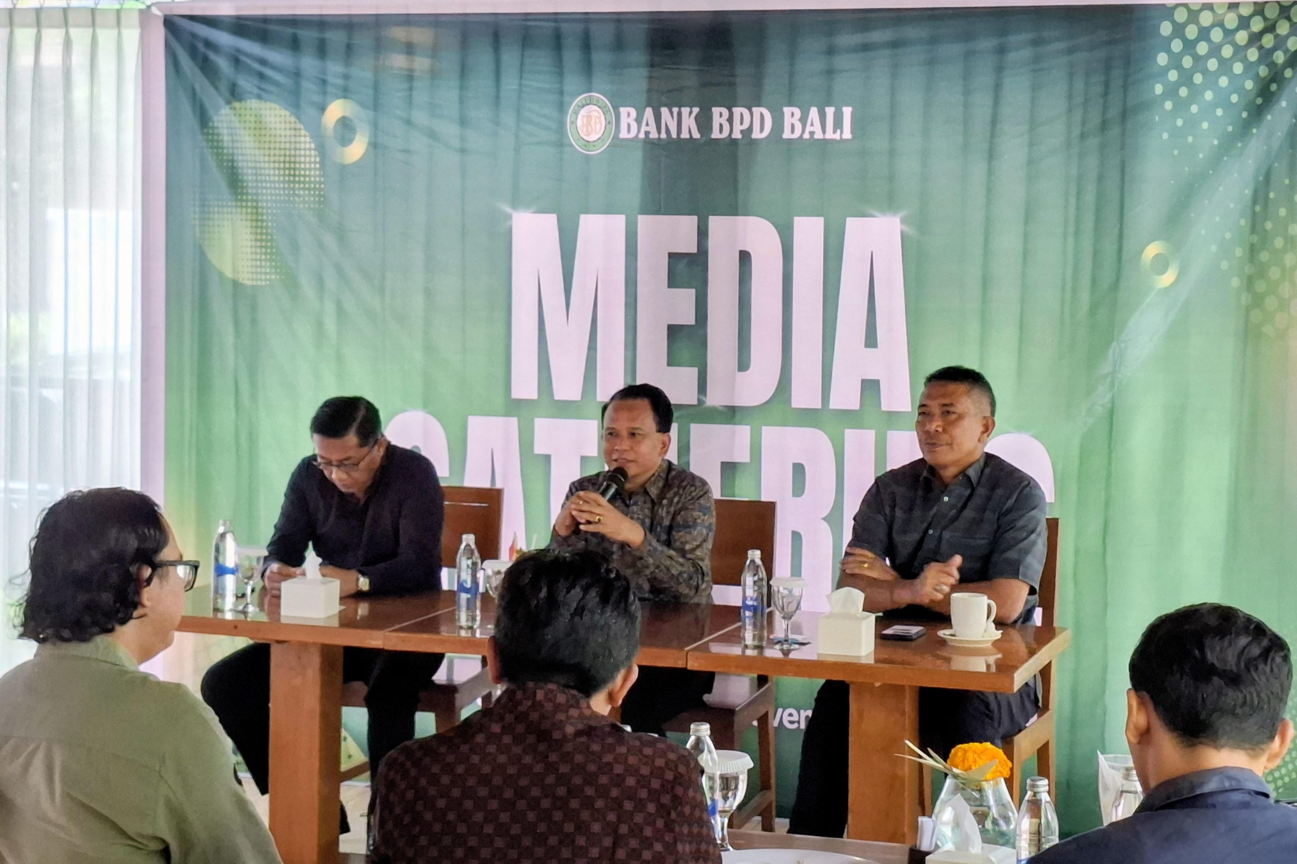 DIREKTUR Utama Bank BPD Bali, I Nyoman Sudharma, didampingi Direktur Operasional Bank BPD Bali, Ida Bagus Gede Setia Yasa, (kanan) dan dan Direktur Kredit Bank BPD Bali, Made Lestara Widiatmika, di sela-sela Media Gathering Bank BPD Bali di Denpasar, pada Selasa (12/11/2025). Foto: ist