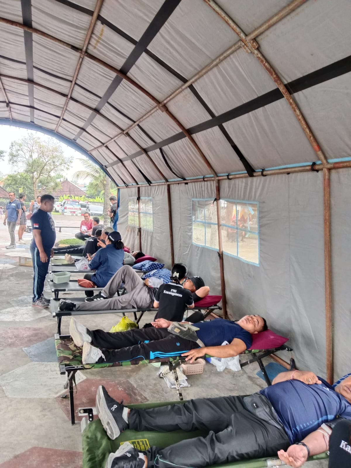 DPD Partai Nasdem Karangasem mengadakan aksi donor darah yang disinkronisasi dengan acara Car Free Day di Jalan Veteran, Kelurahan Padangkerta, Minggu (9/11/2025). Foto: ist