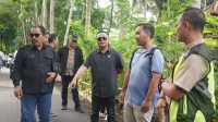 KETUA DPRD Karangasem, I Wayan Suastika, beserta Komisi II melakukan sidak terhadap pengerjaan proyek pengaspalan jalan Mumbul-Pura Bangkak, serta akses jalan Batu Ampin menuju Kombang, Desa Jungutan, Kecamatan Bebandem, Rabu (12/11/2025). Foto: ist