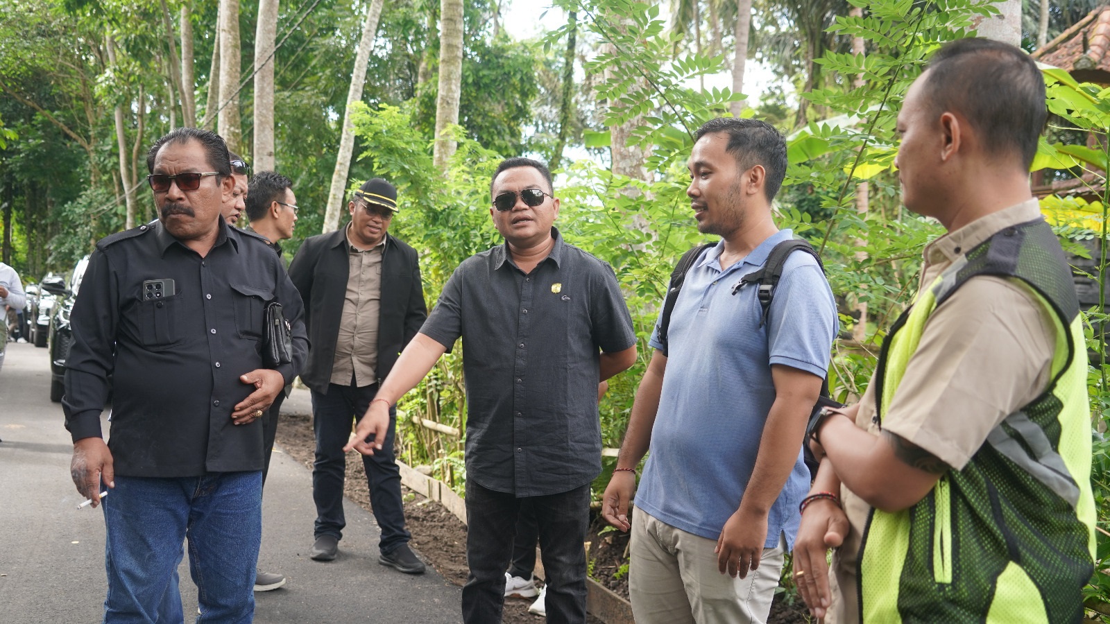KETUA DPRD Karangasem, I Wayan Suastika, beserta Komisi II melakukan sidak terhadap pengerjaan proyek pengaspalan jalan Mumbul-Pura Bangkak, serta akses jalan Batu Ampin menuju Kombang, Desa Jungutan, Kecamatan Bebandem, Rabu (12/11/2025). Foto: ist