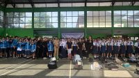 KASI Peserta Didik dan Pembangunan Karakter Bidang Pembinaan SMP Disdikpora Kota Denpasar, Anak Agung Alit Agung Ramawati, foto Bersama usai membuka workshop yang dirangkai dengan pengukuhan Forum Komunikasi OSIS SMP Kota Denpasar periode 2025/2026, Senin (24/11/2025) di SMPN 4 Denpasar. Foto: ist KASI Peserta Didik dan Pembangunan Karakter Bidang Pembinaan SMP Disdikpora Kota Denpasar, Anak Agung Alit Agung Ramawati, foto Bersama usai membuka workshop yang dirangkai dengan pengukuhan Forum Komunikasi OSIS SMP Kota Denpasar periode 2025/2026, Senin (24/11/2025) di SMPN 4 Denpasar. Foto: ist