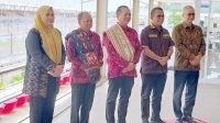 GUBERNUR Bali, Wayan Koster (dua kiri); bersama Gubernur NTB, Lalu Muhamad Iqbal (tengah); dan Gubernur NTT, Melkiades Laka Lena (dua kanan), usai pertemuan kerja sama tiga kepala daerah kawasan Sunda Kecil di kawasan Sirkuit Mandalika, Loteng. Foto: ist GUBERNUR Bali, Wayan Koster (dua kiri); bersama Gubernur NTB, Lalu Muhamad Iqbal (tengah); dan Gubernur NTT, Melkiades Laka Lena (dua kanan), usai pertemuan kerja sama tiga kepala daerah kawasan Sunda Kecil di kawasan Sirkuit Mandalika, Loteng. Foto: ist