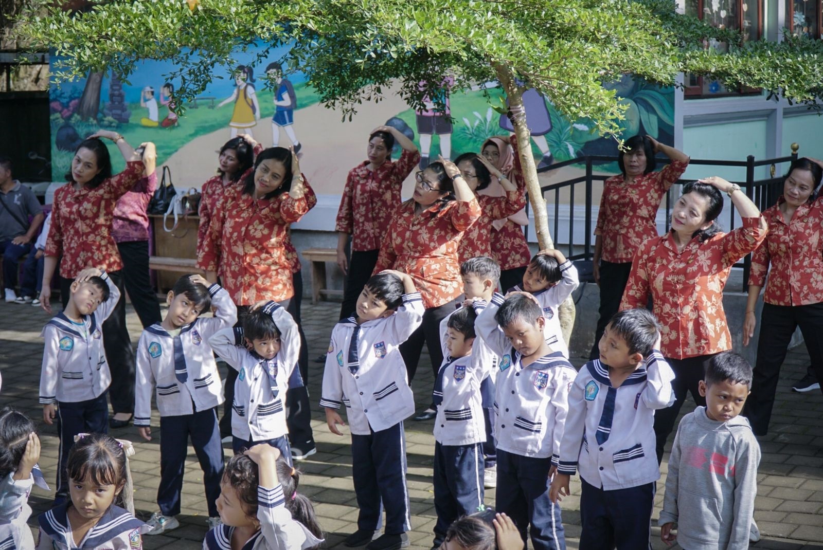 SERANGKAIAN HUT ke-26 Dharma Wanita Persatuan (DWP) Kabupaten Bangli melangsungkan program “DWP Mengajar” dan bakti sosial, 11-12 November 2025. Foto: ist