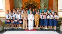 PUTRI Koster menerima audiensi dari perwakilan SMPN 1 Denpasar di kediaman resmi Gubernur Bali, Jaya Sabha, Denpasar, pada Senin (3/11/2025). Foto: ist