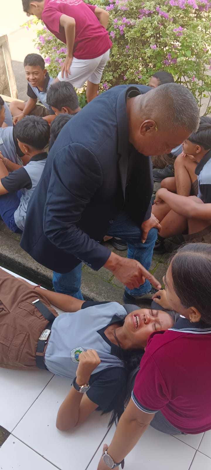 SISWA SMPN 1 Selemadeg Timur menangis histeris saat mengikuti program hypnotherapy. Foto: ist