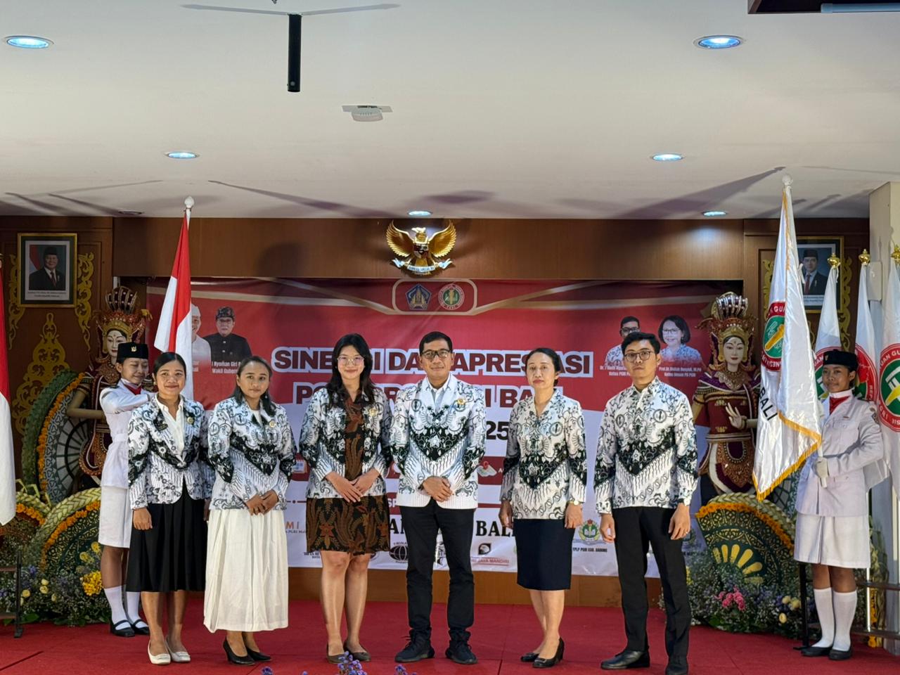 KETUA PGRI Bali, IGN Eddy Mulya, foto bersama usai melantik pengurus LKBH PGRI Bali, Rabu (12/11/2025). Foto: ist