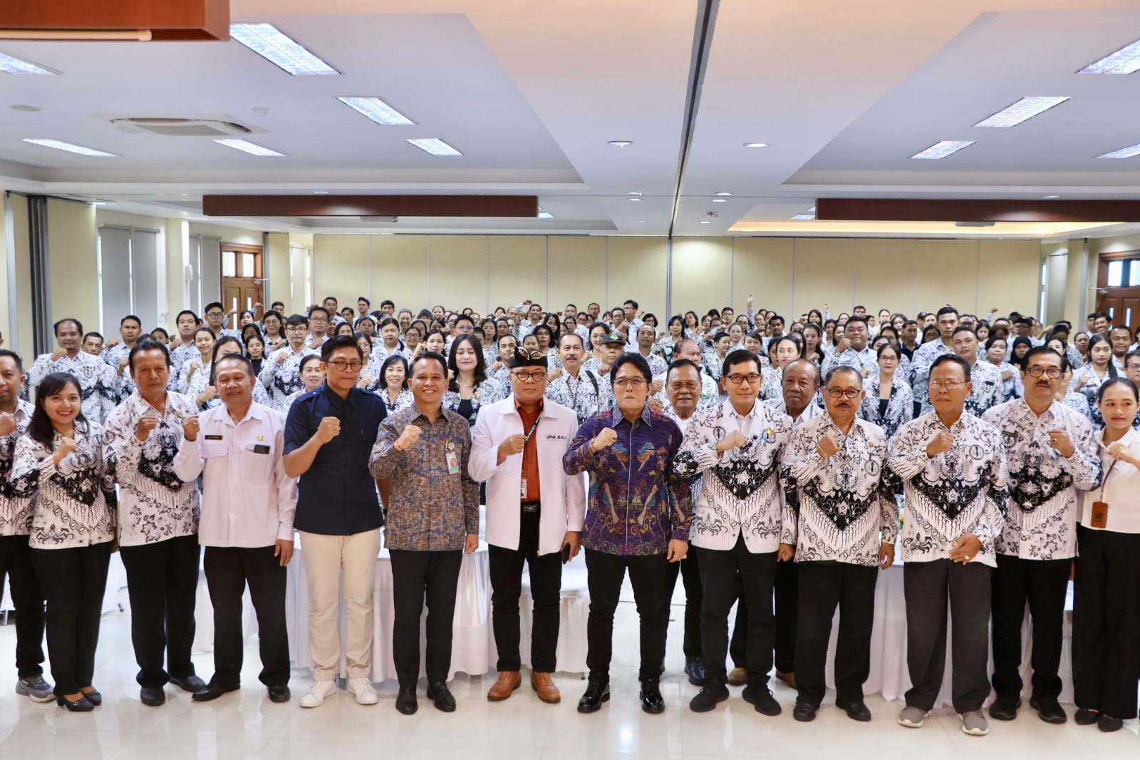 WAGUB Giri Prasta saat menghadiri dan memberikan sambutan pada acara Sinergi dan Apresiasi PGRI Bali 2025, di Aula Universitas Terbuka Denpasar, Rabu (12/11/2025). Foto: ist