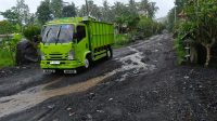 RUAS Jalan Raya Butus, Bebandem yang merupakan akses utama jalur angkutan truk galian C, berubah menjadi aliran sungai ketika diguyur hujan deras. Foto: ist RUAS Jalan Raya Butus, Bebandem yang merupakan akses utama jalur angkutan truk galian C, berubah menjadi aliran sungai ketika diguyur hujan deras. Foto: ist