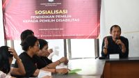 JOHN Darmawan saat sosialisasi pendidikan pemilih kepada penyandang tunanetra di Pertuni Bali. KPU Bali diminta membantu promosikan layanan pijat tunanetra. Foto: ist