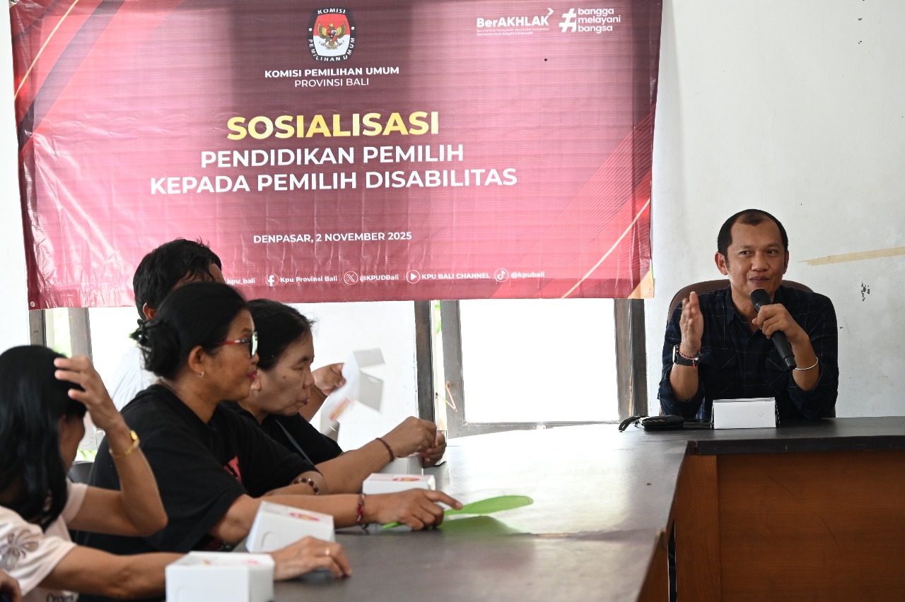 JOHN Darmawan saat sosialisasi pendidikan pemilih kepada penyandang tunanetra di Pertuni Bali. KPU Bali diminta membantu promosikan layanan pijat tunanetra. Foto: ist