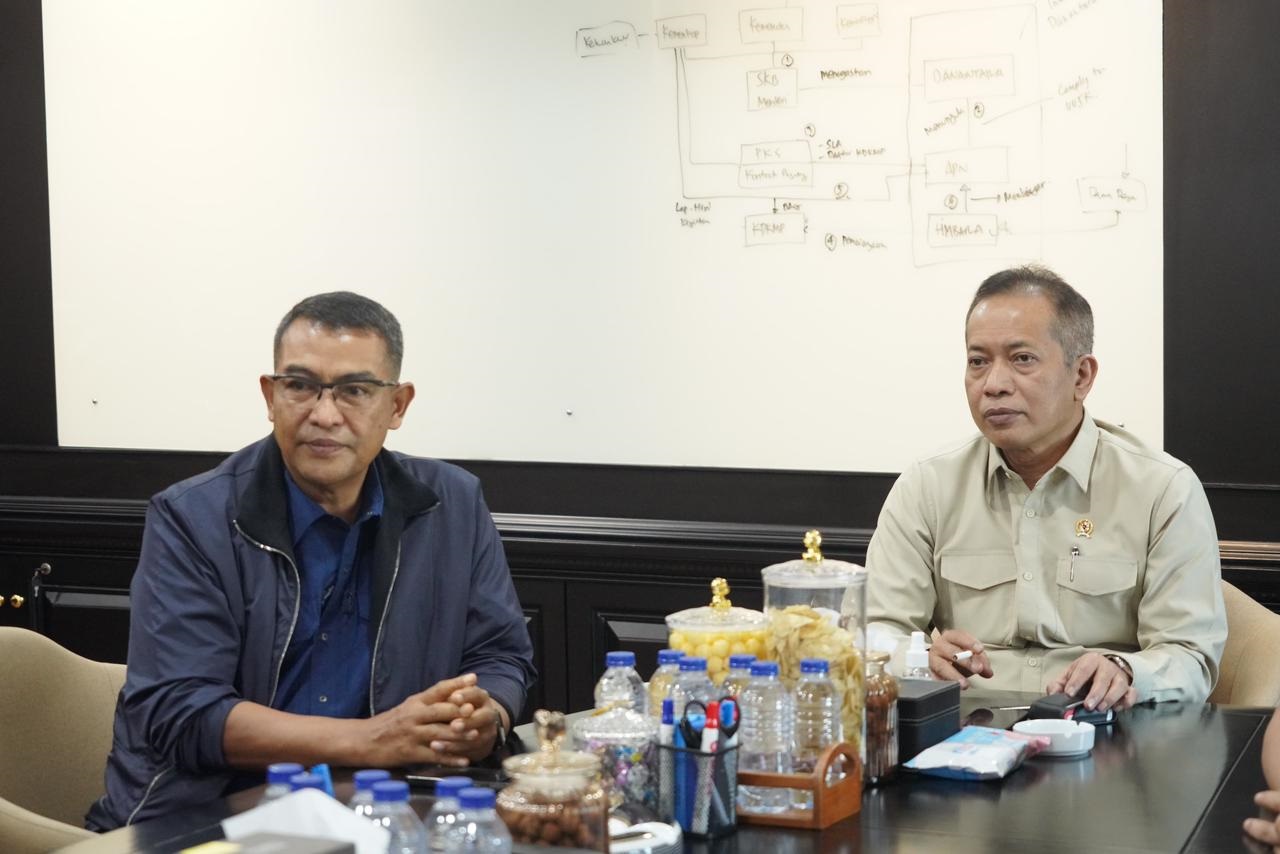 KAPOLDA NTB Irjen Pol Hadi Gunawan (kiri) saat bertemu dengan Menteri Koperasi (Menkop) Ferry Juliantono. Foto: ist