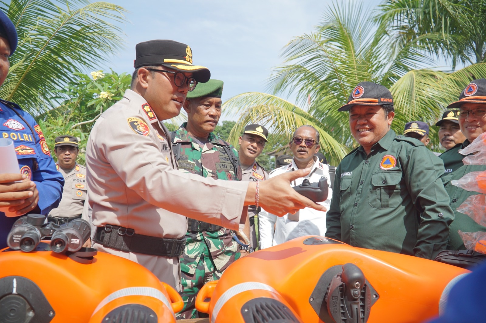 KAPOLRES Bangli, AKBP James I. S. Rajagukguk, mengecek peralatan tanggap bencana usai memimpin apel kesiapan tanggap darurat bencana hidrometeorologi, Rabu (5/11/2025) pagi, di Lapangan Apel Polres Bangli. Foto: ist