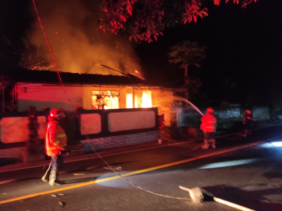 KEBAKARAN melanda rumah milik I Wayan Merta (60) atau dikenal Pak Dugdug, di Tista Tengah, Desa/Kecamatan Abang, Karangasem pada Minggu (9/11/2025) malam. Foto: ist
