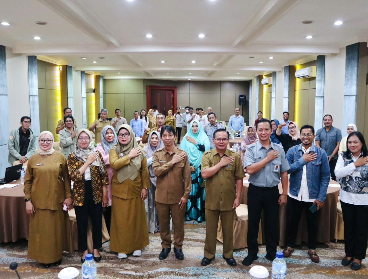 KEPALA BRIDA NTB, I Gede Putu Aryadi (tengah) saat bersama puluhan peserta temu bisnis dan bimbingan teknis inovasi. Foto: ist