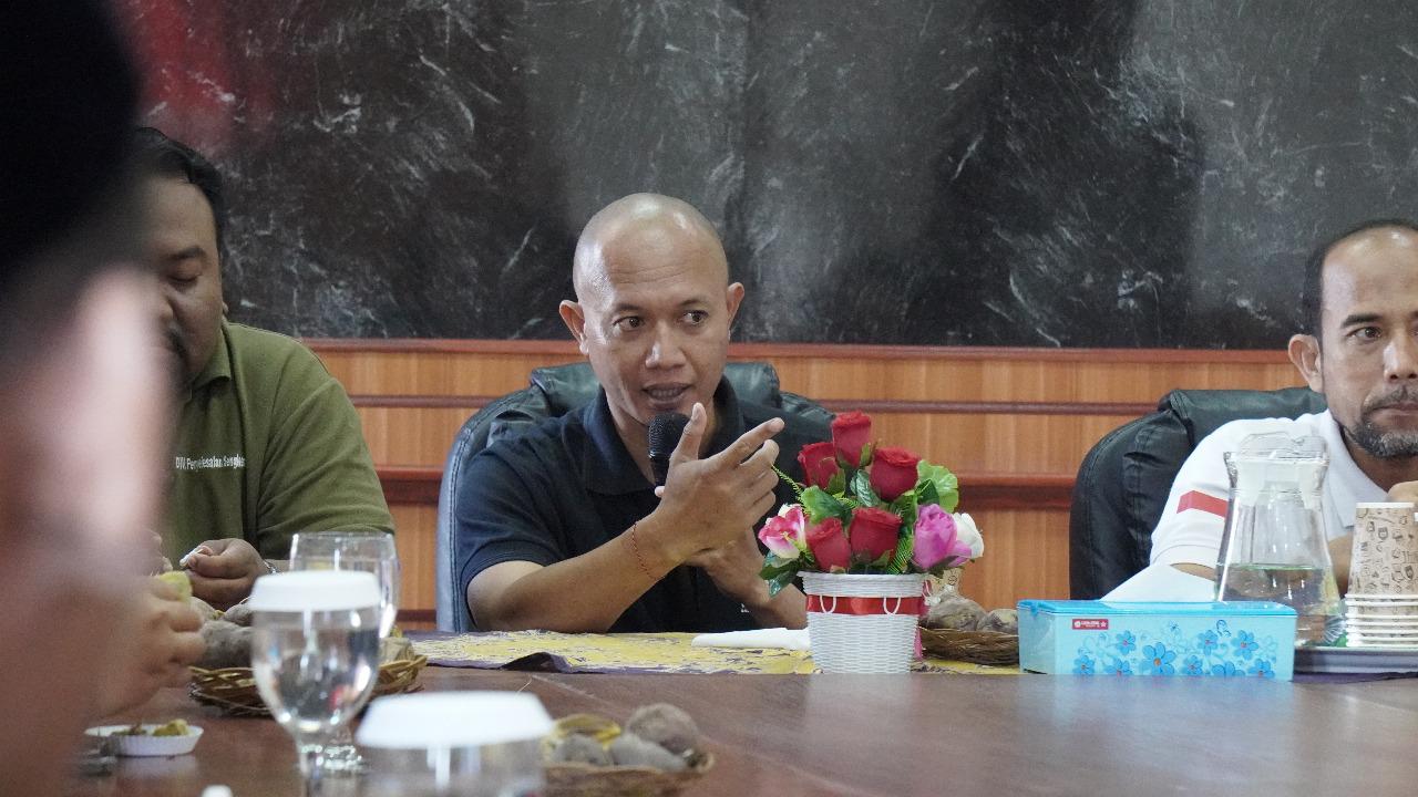 KETUA Bawaslu Badung, Wayan Semara Cipta, saat menerima kunjungan organisasi kepemudaan di Badung. Foto: ist