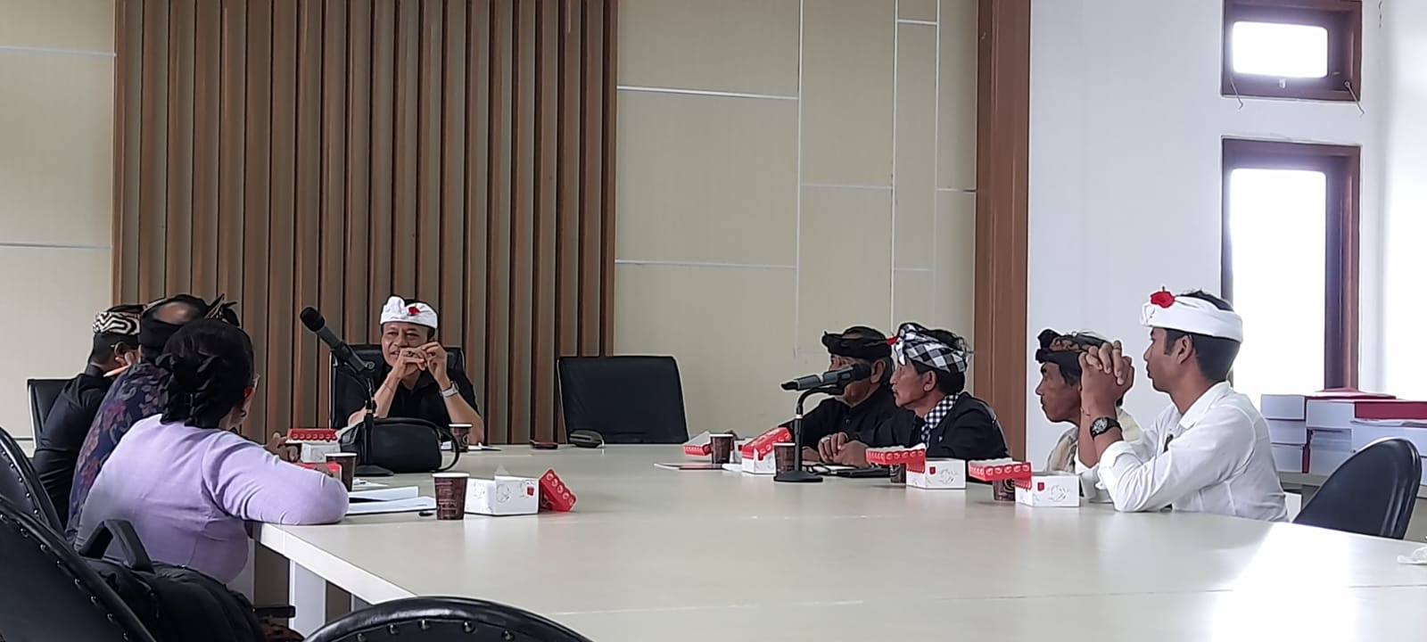 KETUA DPRD Bangli, I Ketut Suastika, menerima Prajuru Subak Abian Tri Guna Karya, Desa Catur, Kintamani, yang mendatangi DPRD Bangli, Kamis (6/11/2025). Foto: ist