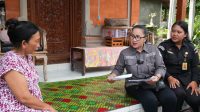 KETUT Ariyani saat verifikasi faktual dalam uji petik Data Pemilih di Desa Batubulan, Kabupaten Gianyar, Senin (24/11/2025). Foto: ist KETUT Ariyani saat verifikasi faktual dalam uji petik Data Pemilih di Desa Batubulan, Kabupaten Gianyar, Senin (24/11/2025). Foto: ist