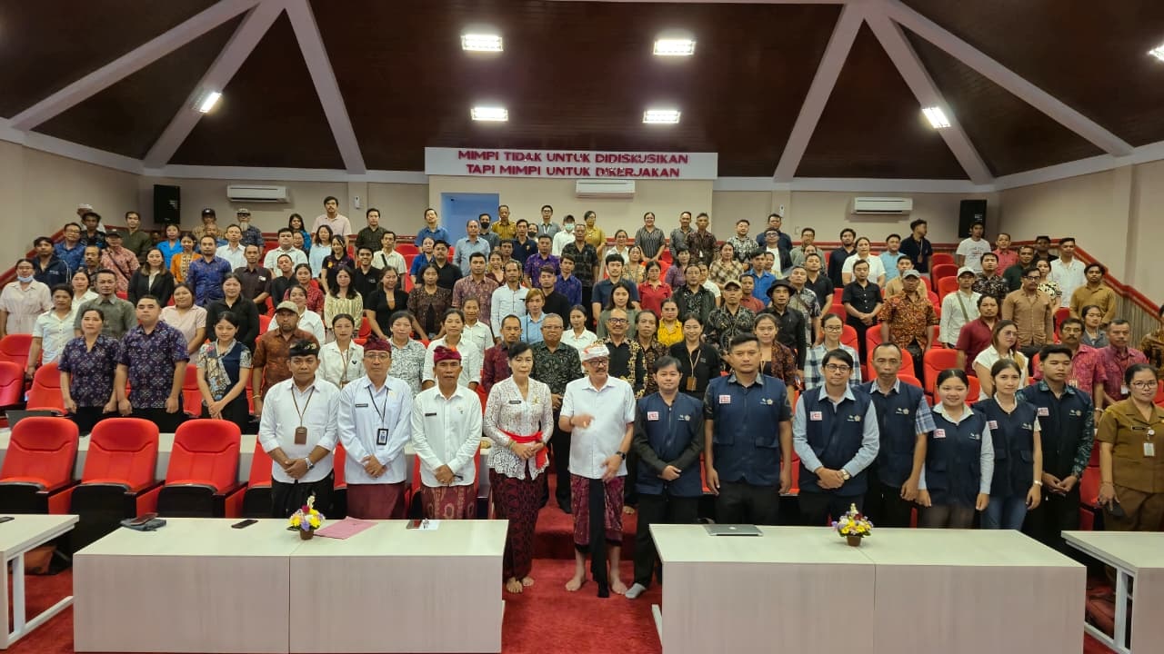 WAKIL Bupati Bangli, I Wayan Diar, foto bersama usai membuka kegiatan pelatihan peningkatan kapasitas pengurus Koperasi Merah Putih (KMP) se-Kabupaten Bangli, Senin (10/11/2025). Foto: ist
