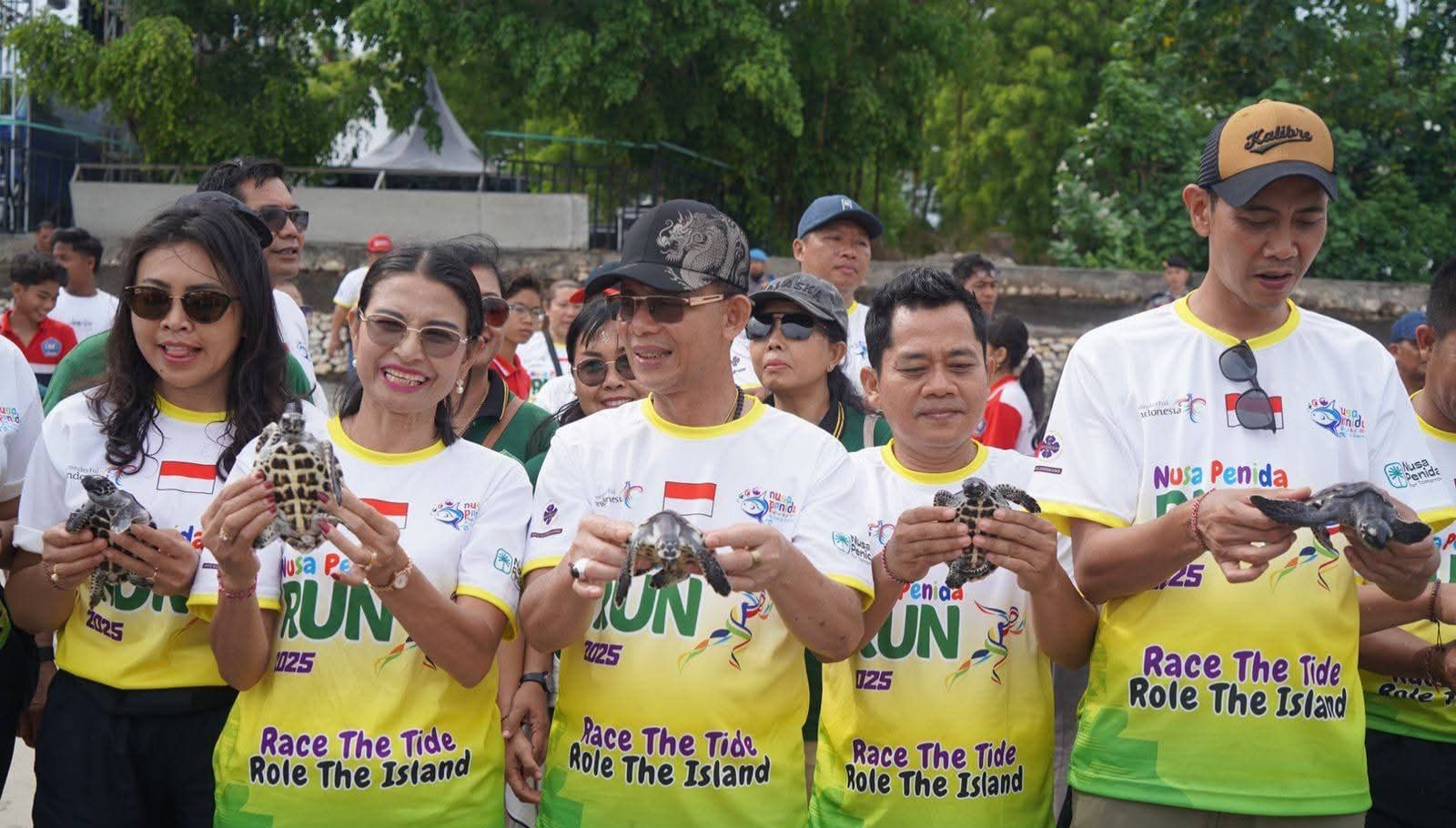 BUPATI Satria dan Wabup Tjok Surya melepas tukik di Pantai Tanjung Kerambitan, Desa Batununggul, Kecamatan Nusa Penida, Minggu (9/11/2025). Foto: ist