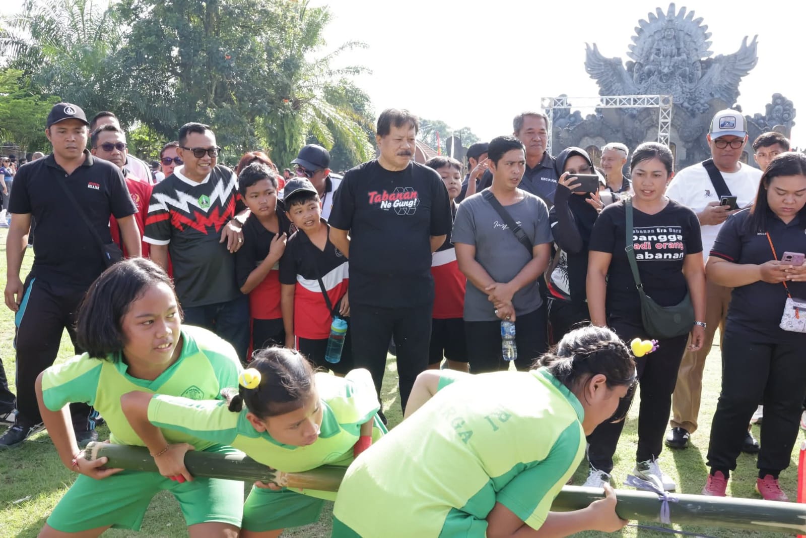 KEGIATAN lomba olahraga tradisional serangkaian HUT ke-532 Kota Tabanan, di area Taman Bung Karno, Tabanan, Selasa (11/11/2025). Foto: ist