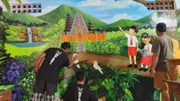 I Gede Maha Putra bersama tim MPART Project saat membuat mural di sekolah. Foto: ist I Gede Maha Putra bersama tim MPART Project saat membuat mural di sekolah. Foto: ist