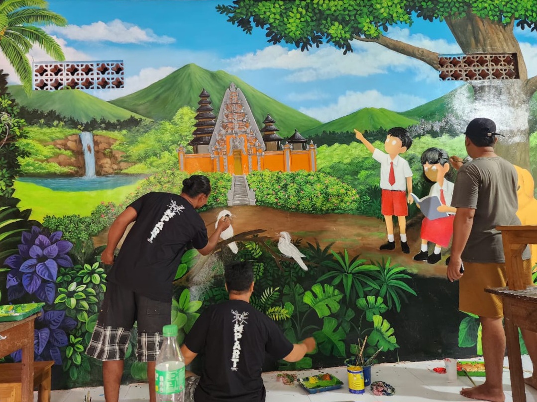 I Gede Maha Putra bersama tim MPART Project saat membuat mural di sekolah. Foto: ist