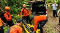 TIM SAR gabungan mengevakuasi jenazah Ni Wayan Retu (75), Rabu (12/11/2025). Foto: ist