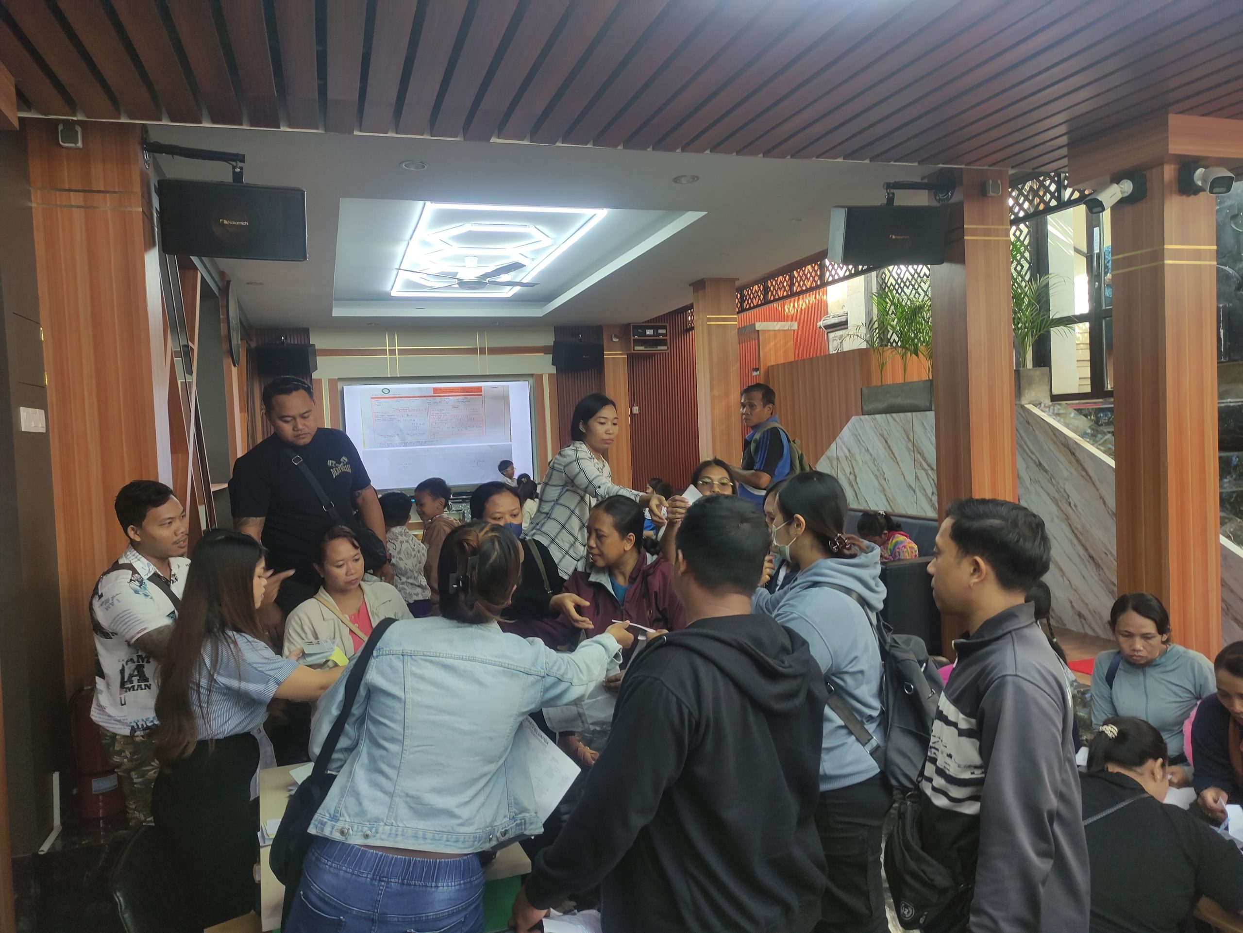 ORANGTUA siswa di Gianyar melakukan pencairan bantuan ongkos jahit seragam sekolah. Foto: ist