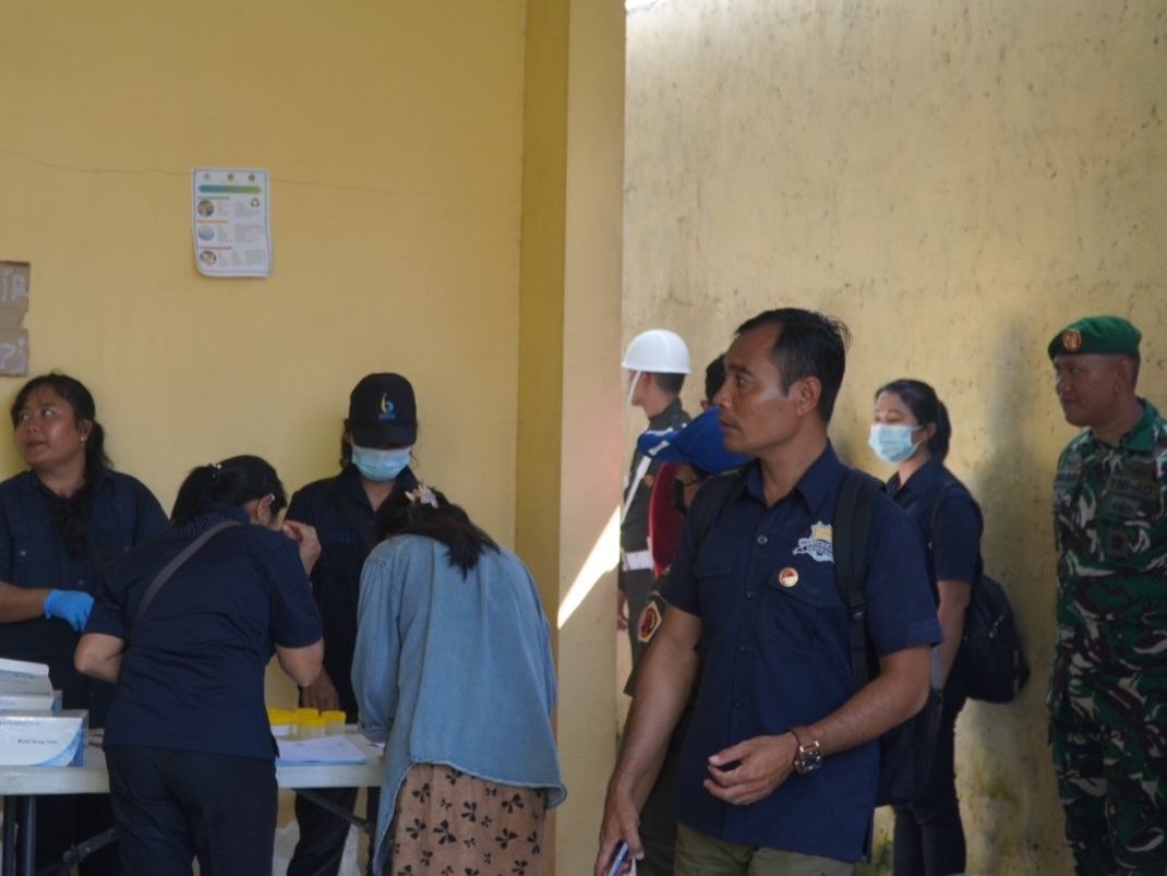 OPERASI terpadu di kos-kosan yang dihuni pekerja hiburan malam. Foto: ist