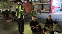 PETUGAS memberi sosialisasi mengenai safety riding, penggunaan helm SNI, kelengkapan kendaraan, hingga pentingnya mematuhi rambu dan marka jalan. Foto: ist PETUGAS memberi sosialisasi mengenai safety riding, penggunaan helm SNI, kelengkapan kendaraan, hingga pentingnya mematuhi rambu dan marka jalan. Foto: ist