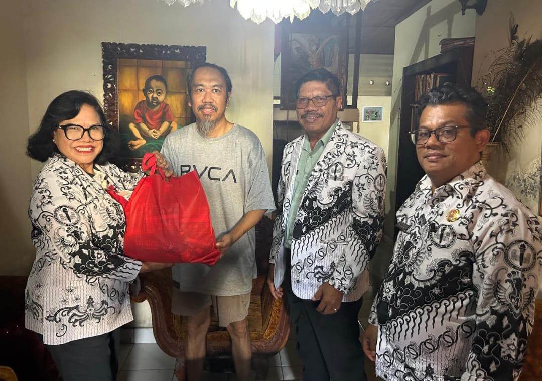 KETUA PGRI Kota Denpasar, I Ketut Suarya, bersama para pengurus, saat mengunjungi Kepala SMP Sapta Andika Denpasar, I Gede Eka Nuryada, yang saat ini dalam masa pemulihan dari sakit. Kegiatan berbagi kasih serangkaian HUT ke-80 PGRI dan Hari Guru Nasional (HGN) 2025. Foto: ist