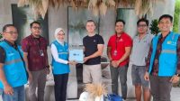 MANAGER PLN UP3 Bali Timur, Imadya Nareswari (tiga dari kiri) menyerahkan Surat Perjanjian Jual Beli Tenaga Listrik (SPJBTL) kepada Manajemen PT MBM Indonesia Grup sebagai bentuk telah dialirinya listrik ke instalasi milik pelanggan. Foto: ist