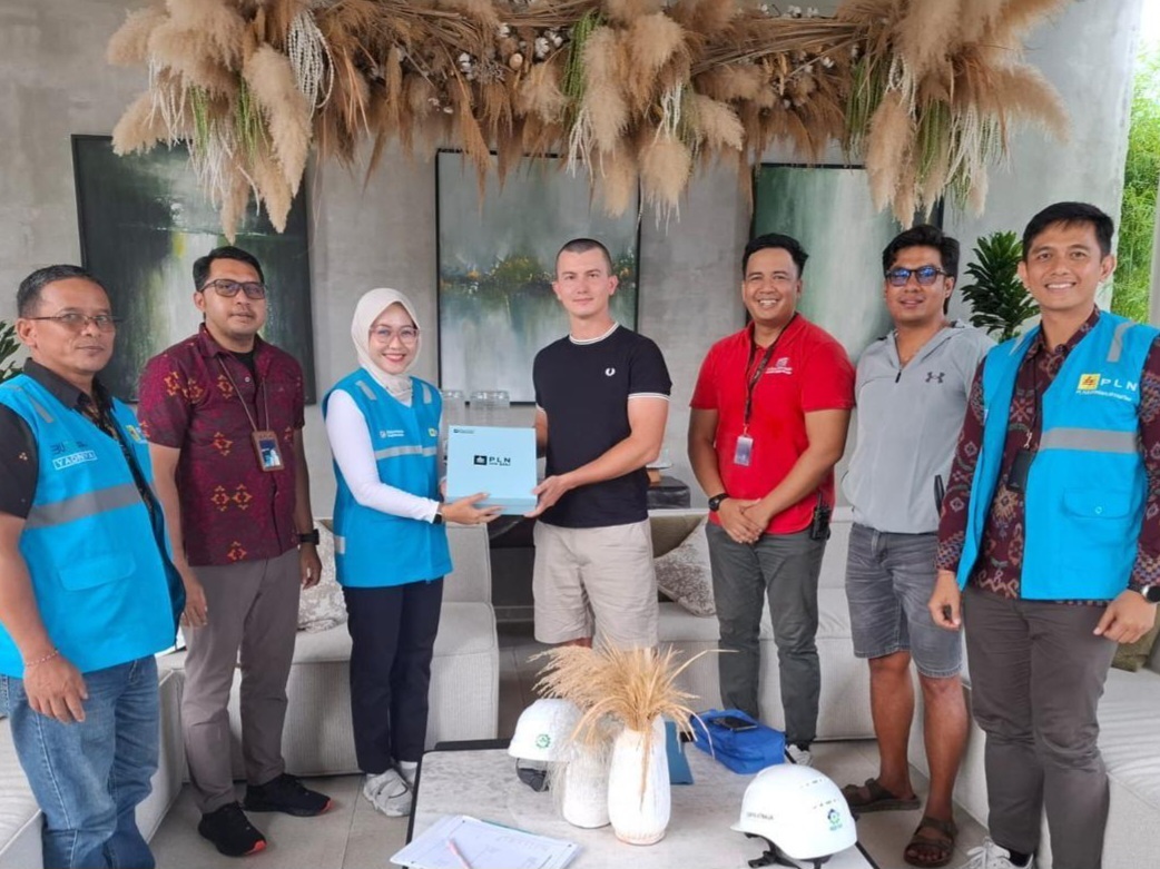 MANAGER PLN UP3 Bali Timur, Imadya Nareswari (tiga dari kiri) menyerahkan Surat Perjanjian Jual Beli Tenaga Listrik (SPJBTL) kepada Manajemen PT MBM Indonesia Grup sebagai bentuk telah dialirinya listrik ke instalasi milik pelanggan. Foto: ist