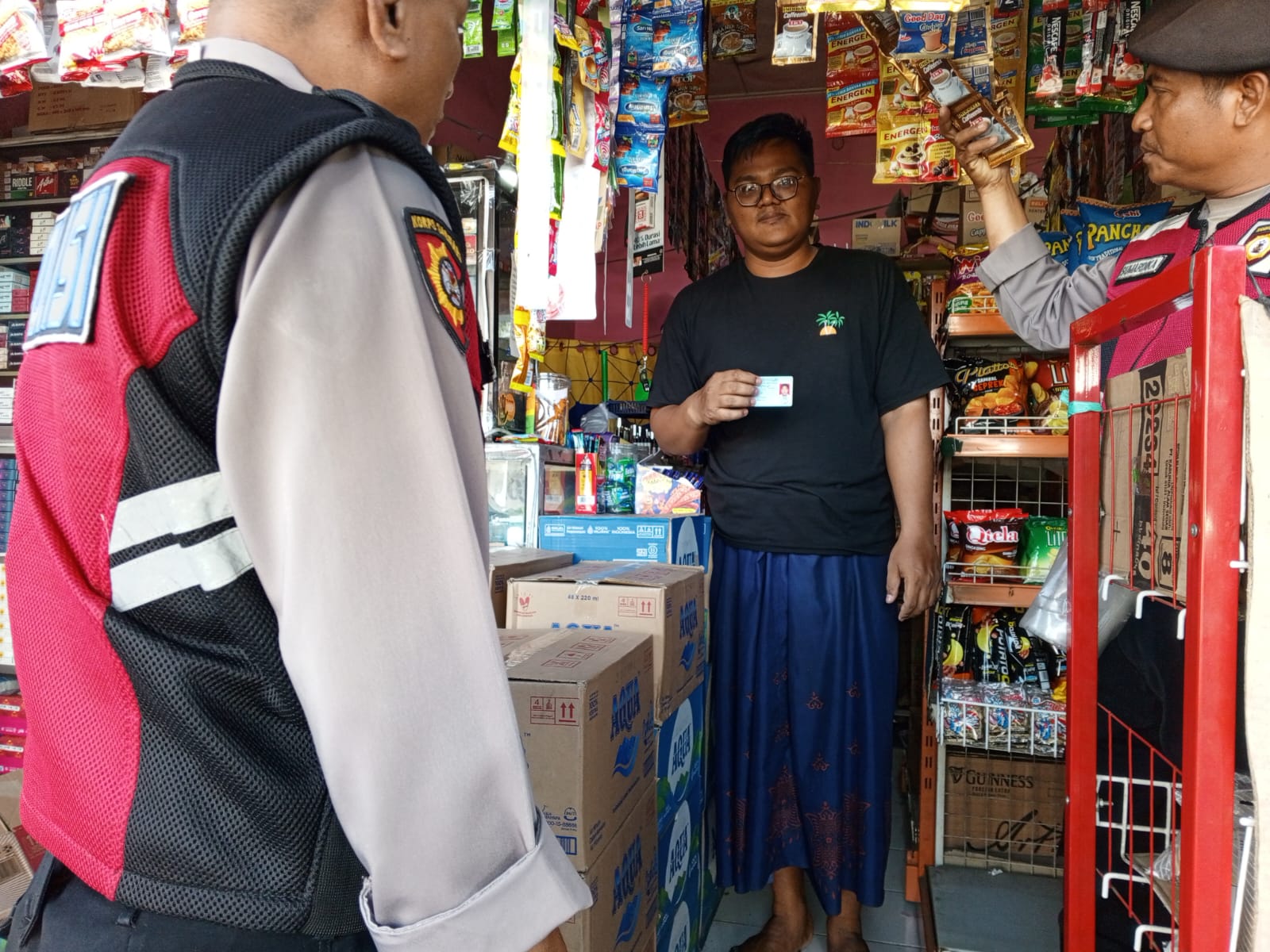 POLSEK Payangan melaksanakan operasi yustisi sidak penduduk pendatang di wilayah Desa Melinggih, Payangan. Foto: ist