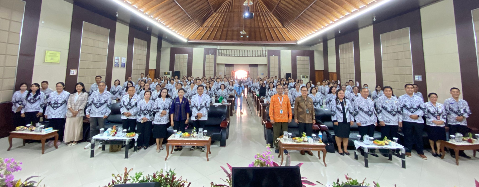 PELATIHAN public speaking untuk pendidikan dan ide kreatif pembelajaran mandalam yang digelar PGRI Kota Denpasar dalam rangka memperingati HUT ke-80 PGRI dan Hari Guru Nasional 2025. Foto: ist