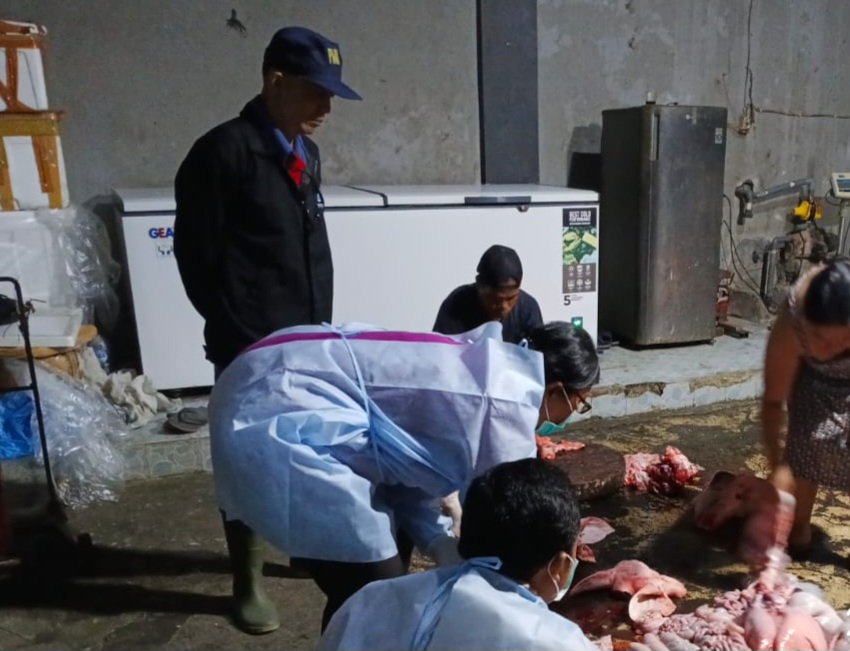 PUSKESWAN Gianyar mengingatkan masyarakat dan pelaku usaha pemotongan babi, agar memperhatikan pengolahan limbah sebelum dibuang ke lingkungan. Foto: ist