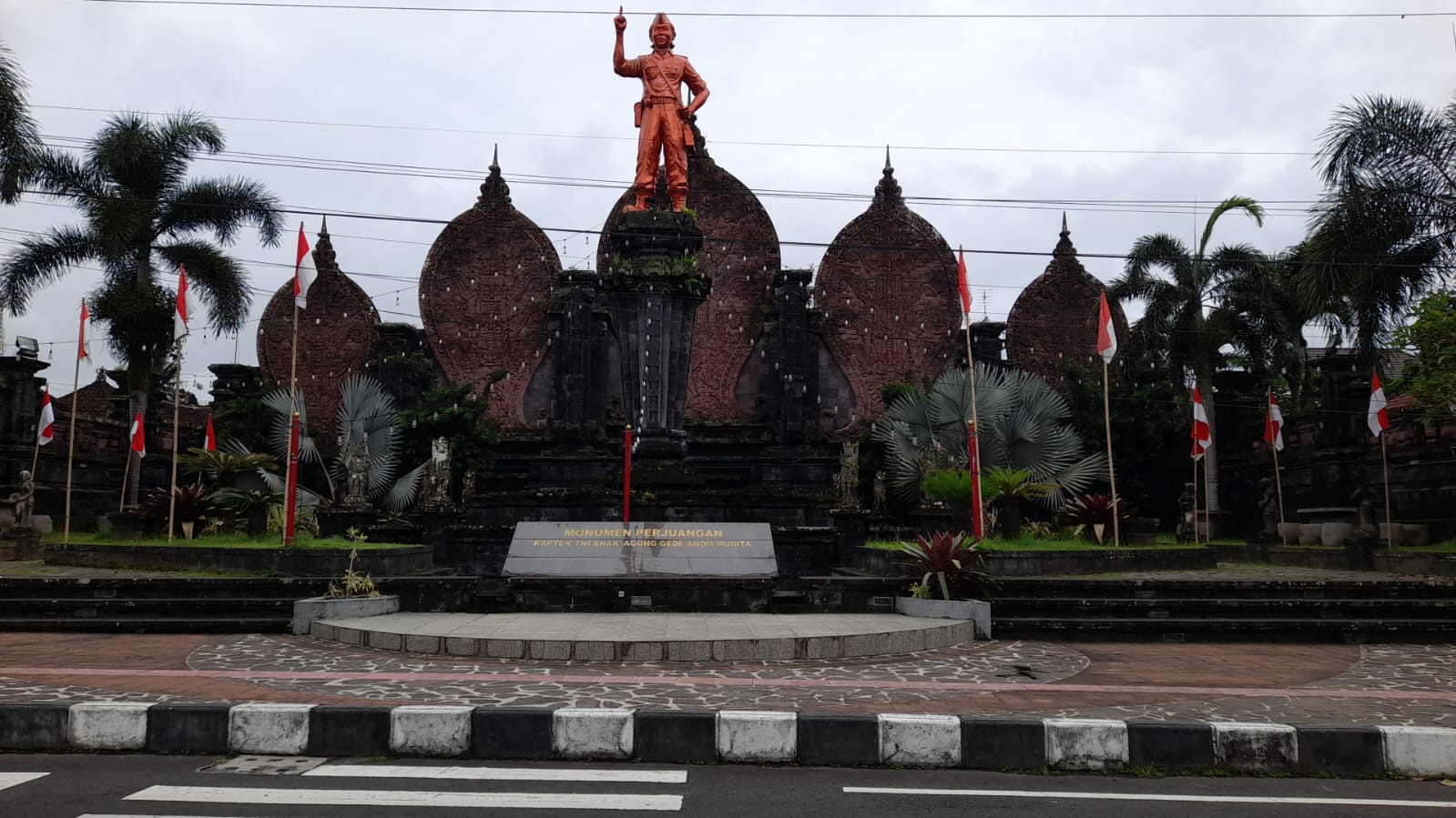 PATUNG Kapten A.A. Anom Mudita di sebelah utara alun-alun Bangli. Foto: ist