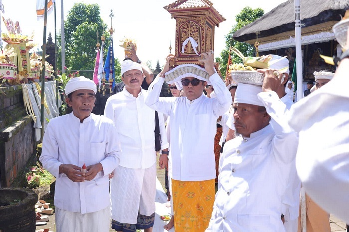 WALI Kota Denpasar I Gusti Ngurah Jaya Negara mengikuti rangkaian prosesi Karya Pemelaspasan Alit di Pura Pengubengan Besakih, Karangasem, Minggu (16/11/2025). Foto: ist