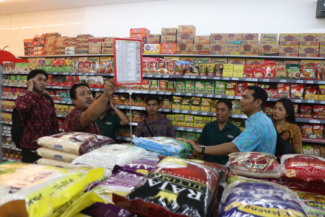 SATGAS Pangan Polda Bali bersama instansi terkait melaksanakan kegiatan inspeksi mendadak (sidak) di sejumlah pasar tradisional dan modern di wilayah Denpasar, Selasa (11/11/2025). Foto: ist
