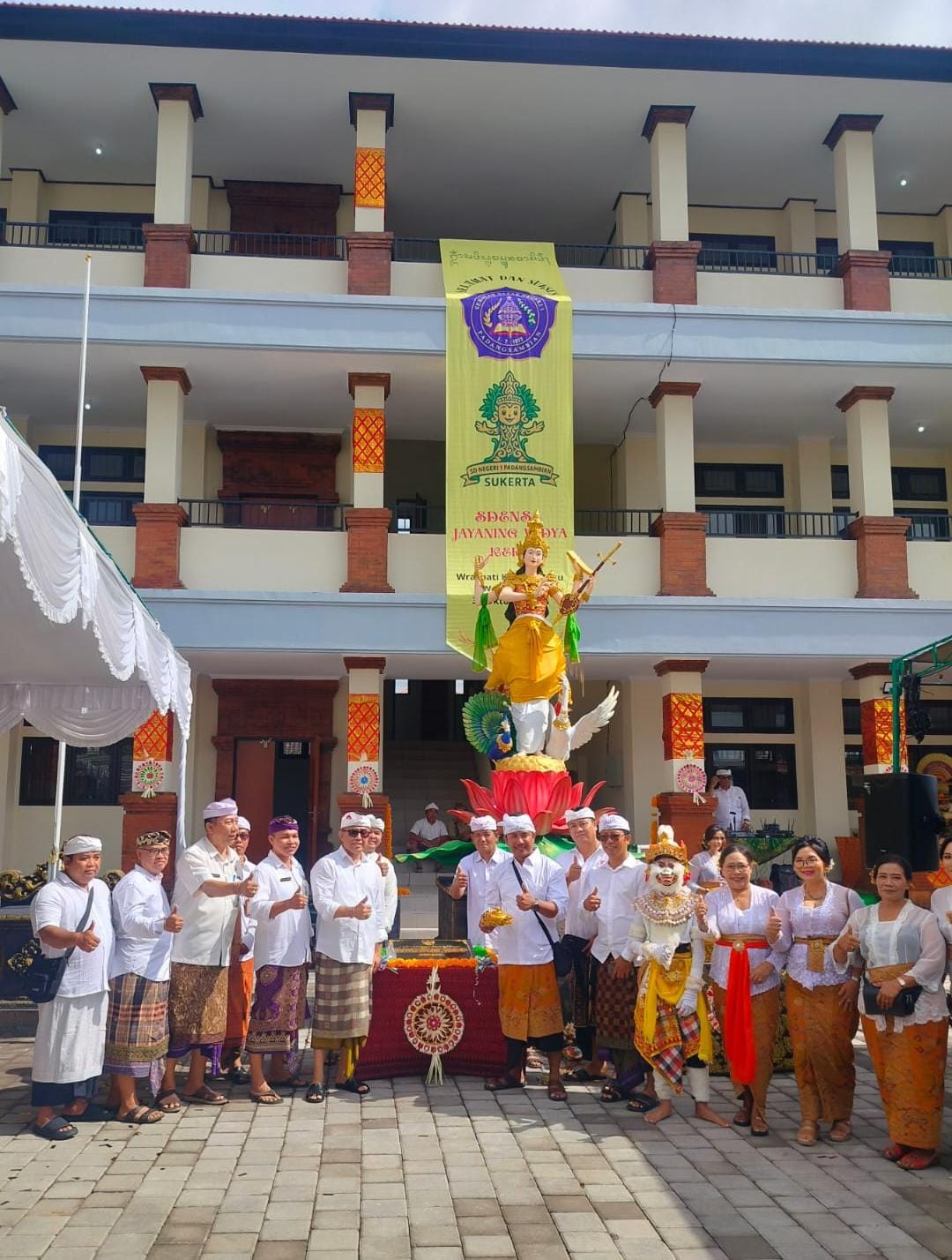 WALI Kota Denpasar, I Gusti Ngurah Jayanegara, foto bersama usai meresmikan gedung baru SDN 1 Padangsambian, Kamis (30/10/2025). Foto: ist