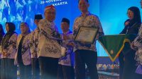 KEPALA SMP PGRI 8 Denpasar, Dr. I Ketut Sugara, saat menerima Anugerah Adhi Pawiyatan 2025 sebagai Juara 1 Sekolah Unggul PGRI Tingkat Nasional pada puncak perayaan Hari Guru Nasional dan HUT PGRI ke-80 di Britama Arena, Mahaka Square, Jakarta. Foto: ist KEPALA SMP PGRI 8 Denpasar, Dr. I Ketut Sugara, saat menerima Anugerah Adhi Pawiyatan 2025 sebagai Juara 1 Sekolah Unggul PGRI Tingkat Nasional pada puncak perayaan Hari Guru Nasional dan HUT PGRI ke-80 di Britama Arena, Mahaka Square, Jakarta. Foto: ist