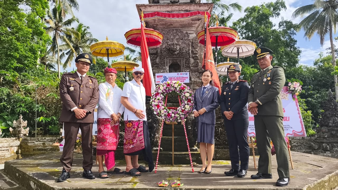 WAKIL Bupati Bangli, I Wayan Diar, dan jajaran Forkopimda melaksanakan tabur bunga di atas pusara para pahlawan di Makam Pahlawan Penglipuran di Desa Penglipuran. Foto: ist