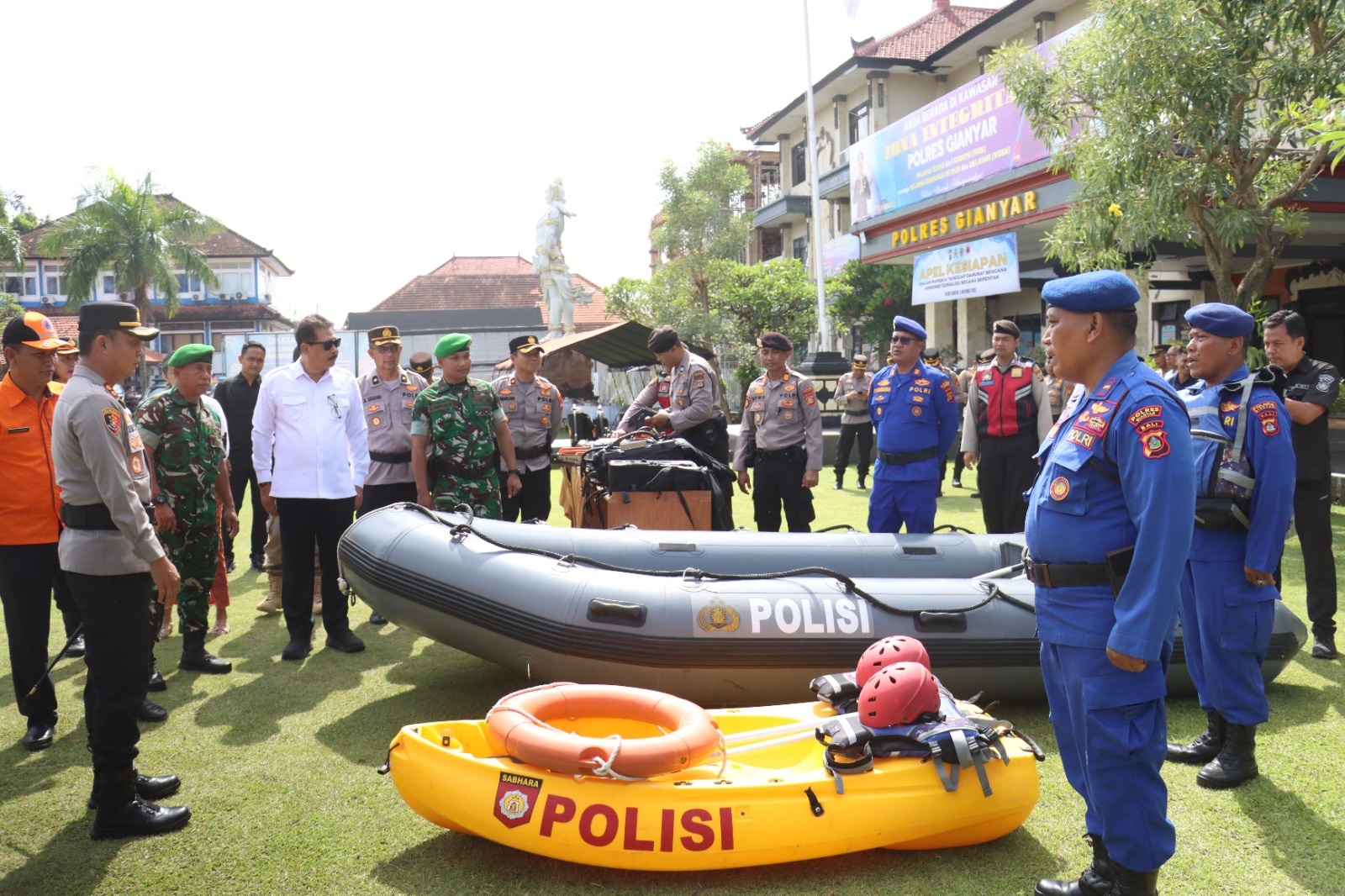 PEMERIKSAAN pasukan dan peralatan tanggap bencana, meliputi kendaraan operasional, perlengkapan evakuasi, hingga logistik penunjang. Foto: ist
