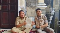 TIM Kantah Karangasem menyerahkan sertifikat kepada pemohon atas nama I Komang Swidiarta, warga Kelurahan Subagan, Kecamatan/Kabupaten Karangasem. Foto: ist TIM Kantah Karangasem menyerahkan sertifikat kepada pemohon atas nama I Komang Swidiarta, warga Kelurahan Subagan, Kecamatan/Kabupaten Karangasem. Foto: ist